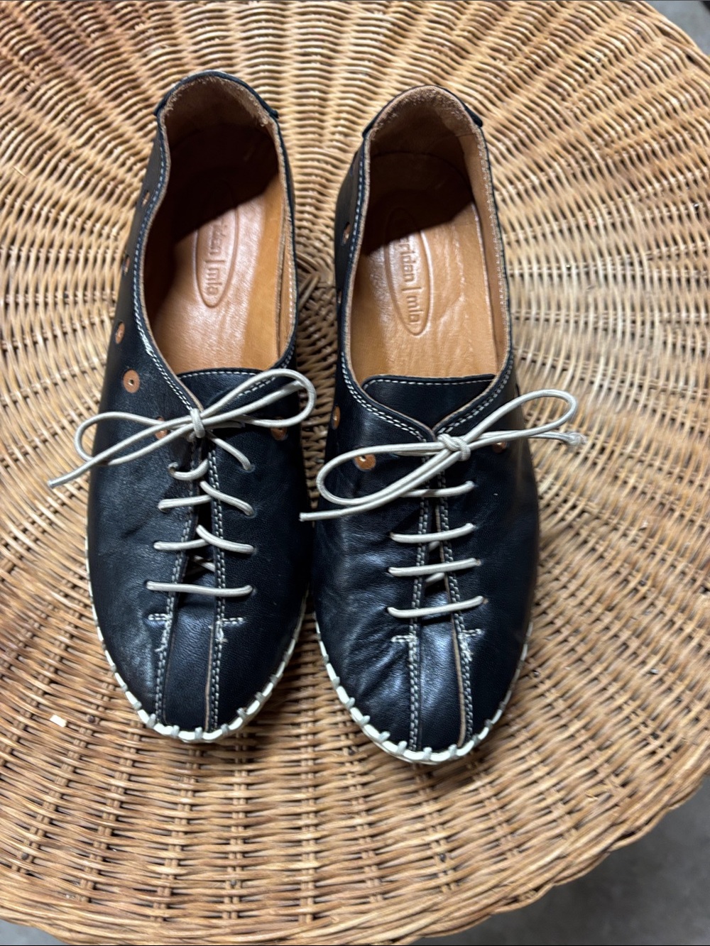 Leather Lace-Up Flats with Contrast Laces — Black